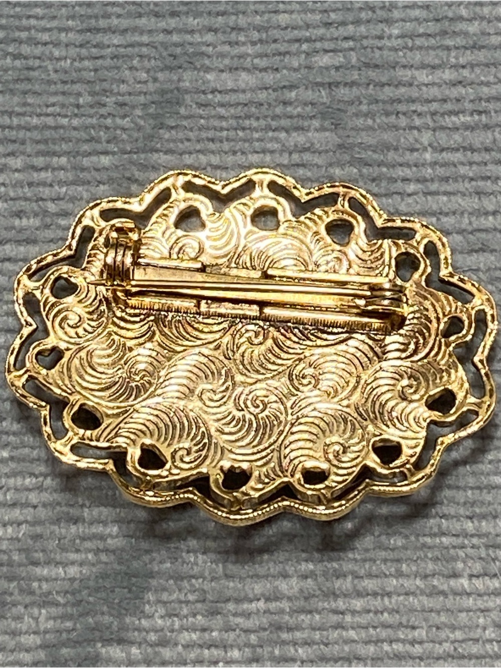 1928 Company Gold-Tone Filigree Brooch with Black Enamel Amber Cabachon Stone - Picture 7 of 10